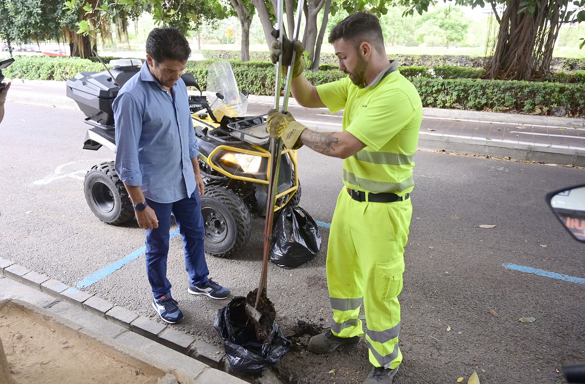 Carlos Mundina. Los trabajos de limpieza de los imbornales de cara a la temporada de lluvias.